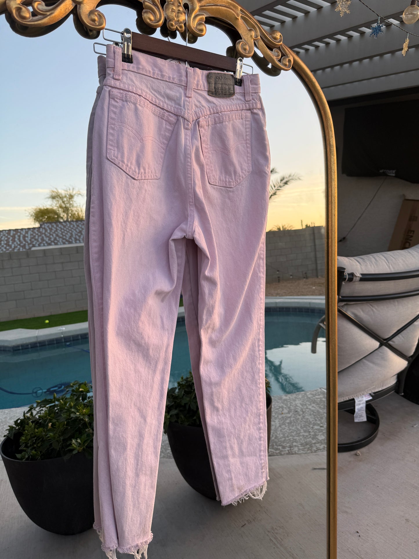Vintage 900 Series Pink Levi Jeans - 24